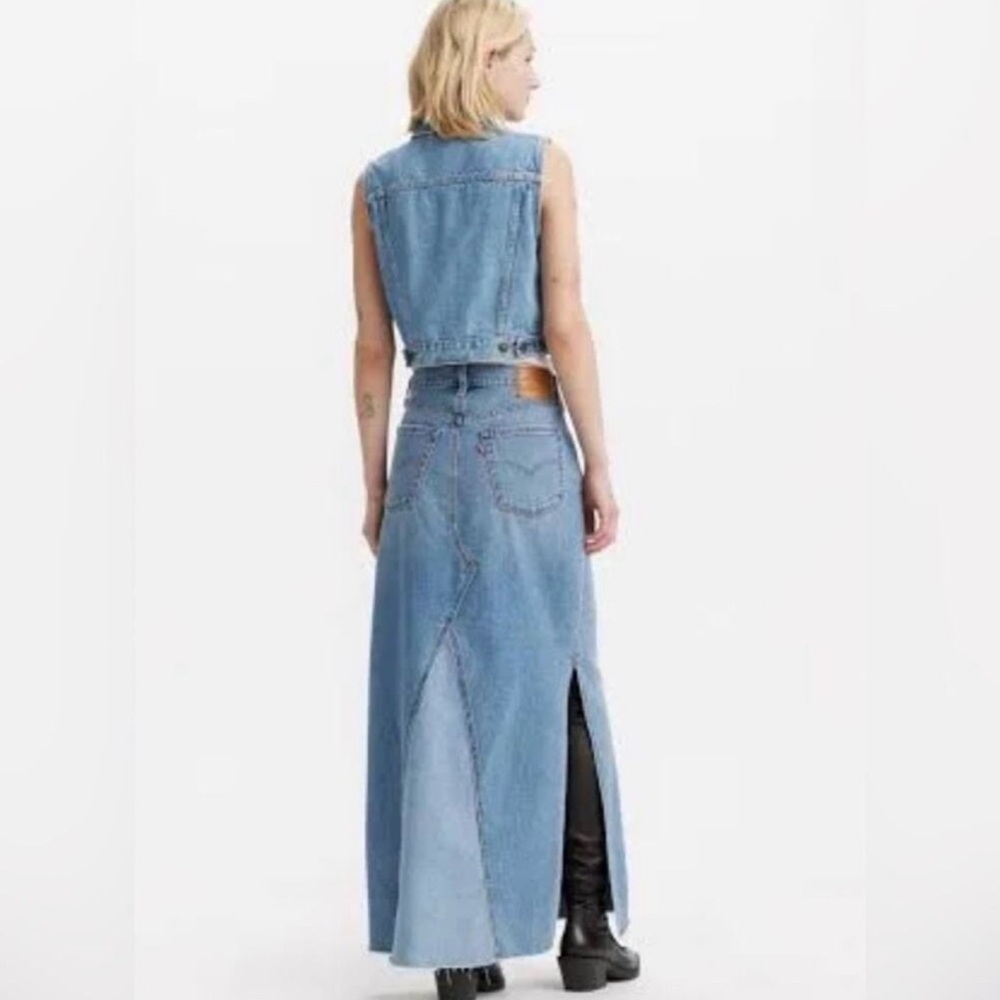Levi’s women’s Icon Long Denim Skirt with side Slit (size 25)